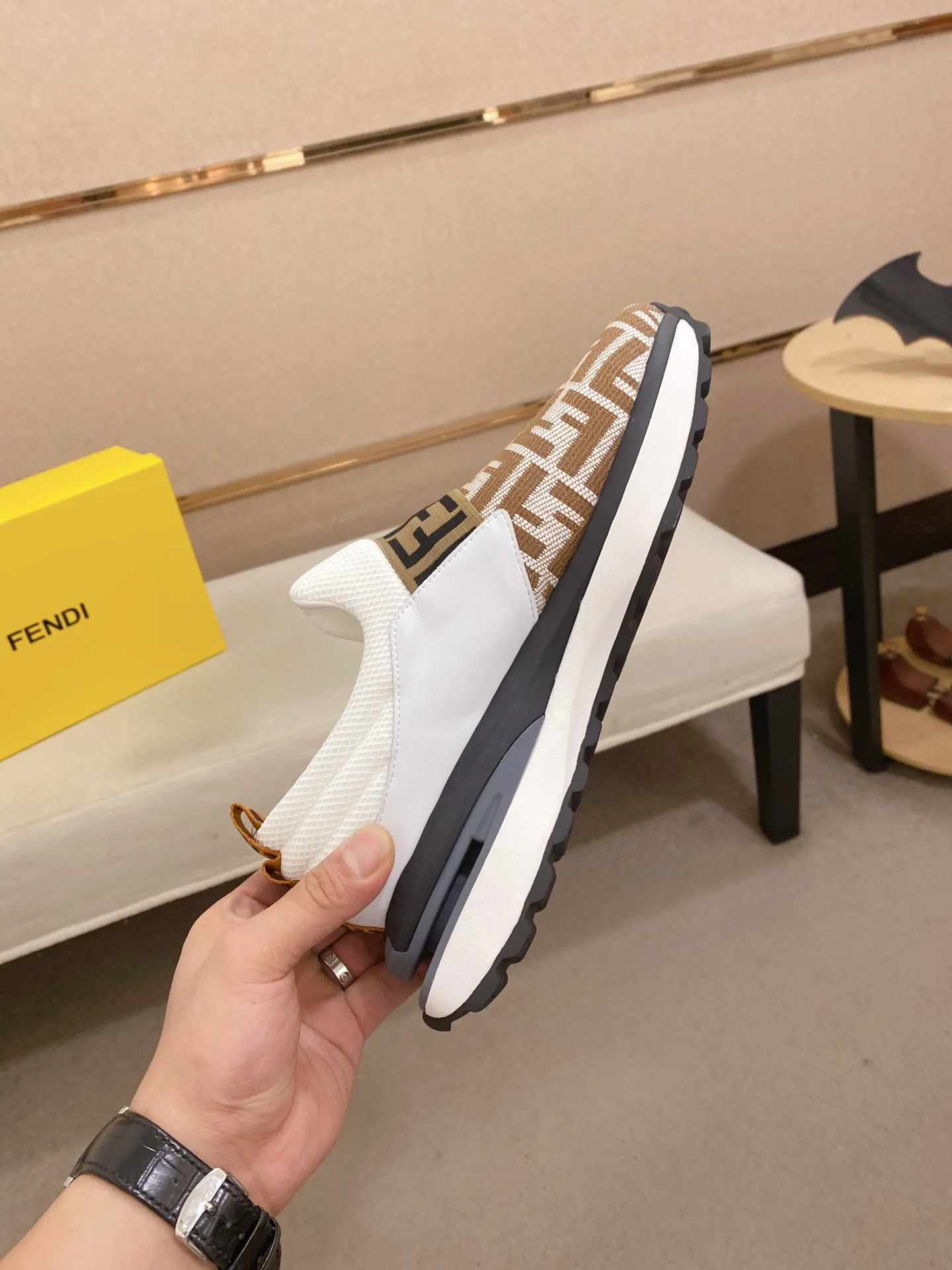 Men's shoes 💰 462💰 (FENDI) New style 👊🏻 upper 🇮🇹 imported cowhide fabric 🇩🇪 lining imported sheepskin lining. The original outsole is molded to highlight the identity of every man, and the upper foot is stable and stable🚶🏻🚶🏻The high-end custom counters reproduce the original version📯No matter the wind or rain, the shoe last remains unchanged and can withstand the verification of time🔍️,🔵 Size: 38-44 (45 is custom-made and cannot be returned or exchanged